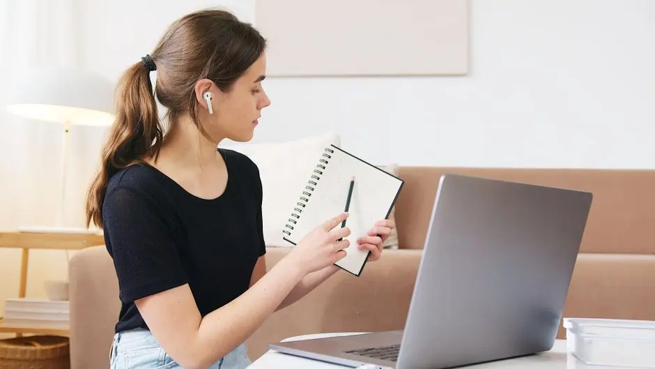 Ilustrasi belajar online dengan laptop dan buku catatan