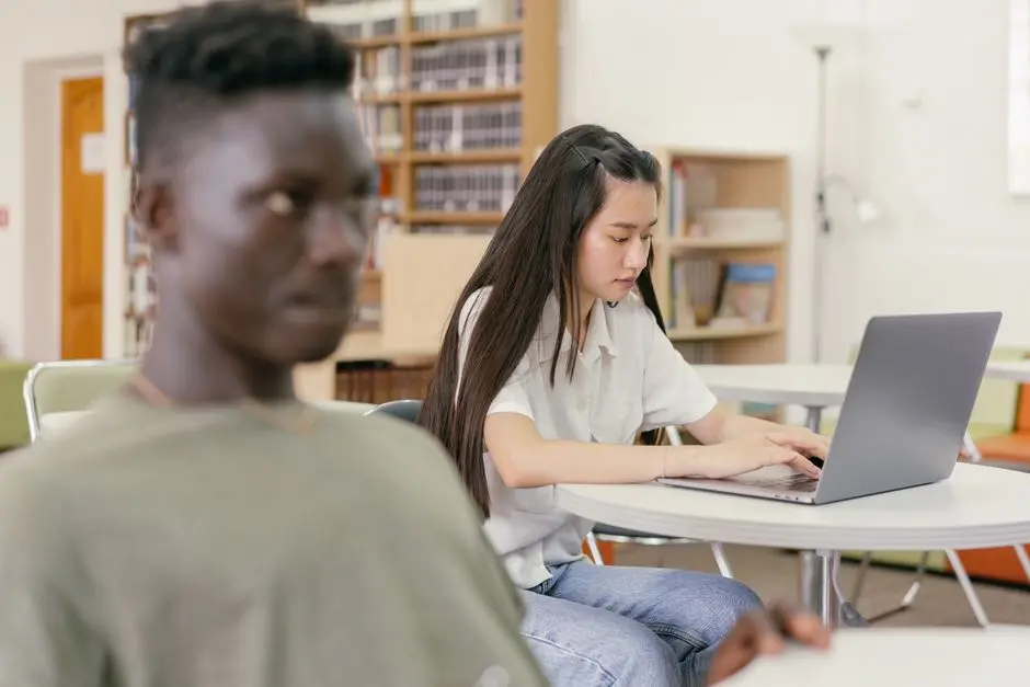 Mahasiswa mengikuti pembelajaran daring menggunakan laptop